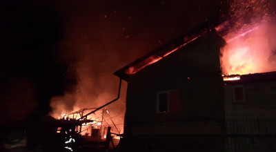Azi-noapte, INCENDIU puternic într-o gospodărie din Argeș