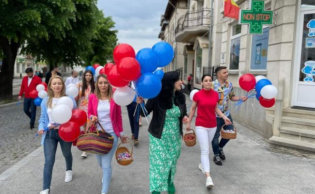 PSD Câmpulung - Cărți, bomboane și baloane pentru copii de toate vârstele!