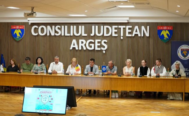 Delegațiile prezente la Festivalul Internațional "Carpați", momente emoționante la Consiliul Județean Argeș