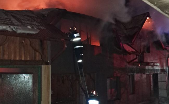 Incendiu URIAȘ în Argeș! Trei case făcute SCRUM