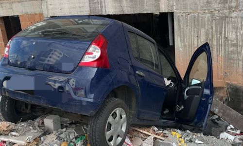 ACUM! Accident cu DOUĂ VICTIME în Pitești! A intrat cu mașina într-un BLOC