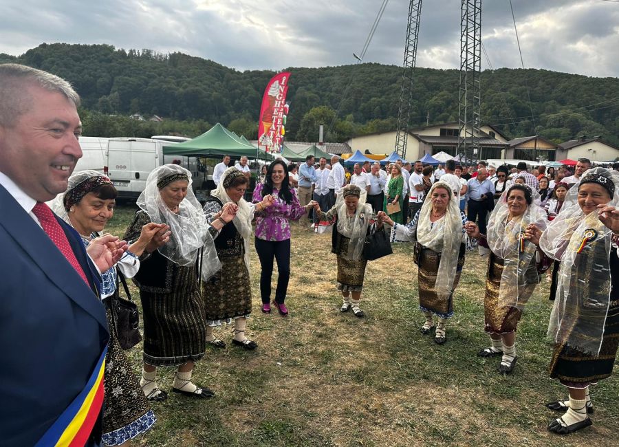 Ministrul Muncii, în horă alături de cetăţenii de la Vultureşti