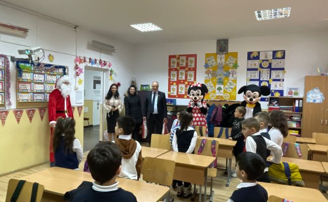 Primarul de la Mărăcineni, CADOURI pentru elevii din comună