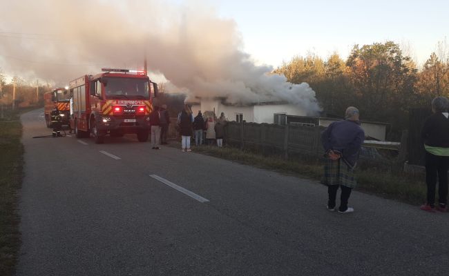 ACUM! A luat FOC o casă în Argeș
