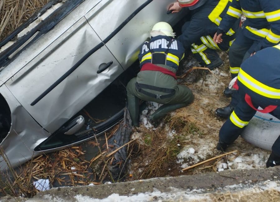 TRAGEDIE în Argeș! Doi bărbați au MURIT după ce au plonjat cu mașina într-un pârâu