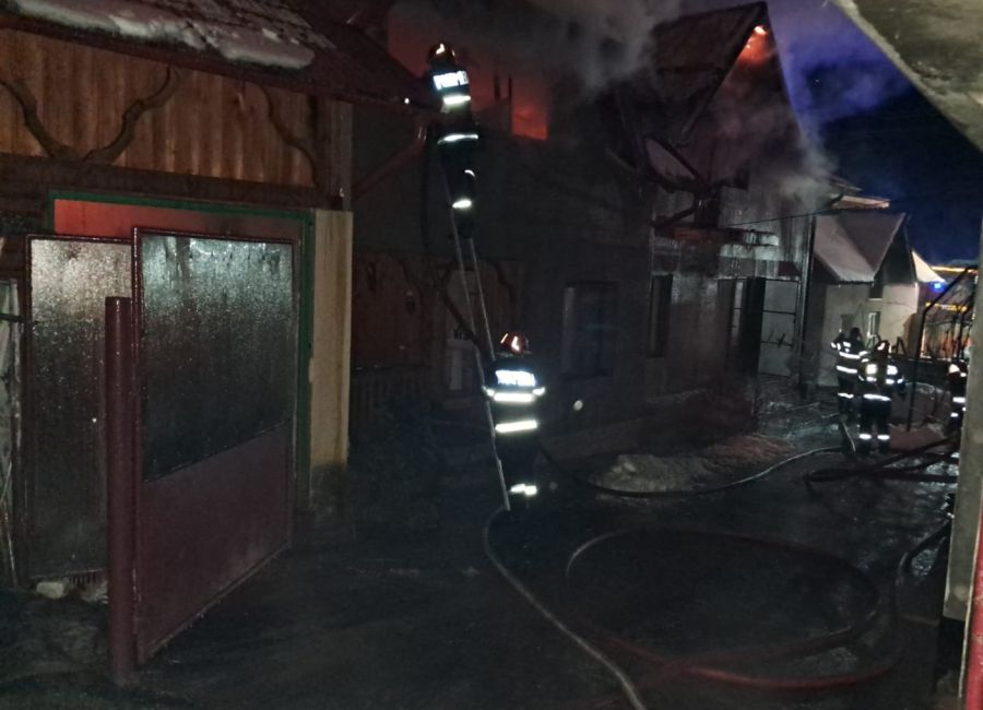 Incendiu URIAȘ în Argeș! Trei case făcute SCRUM