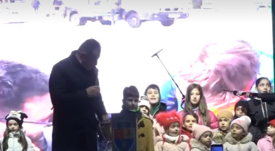 La Pitești a fost aprins iluminatul de sărbători! Mii de oameni în centrul orașului