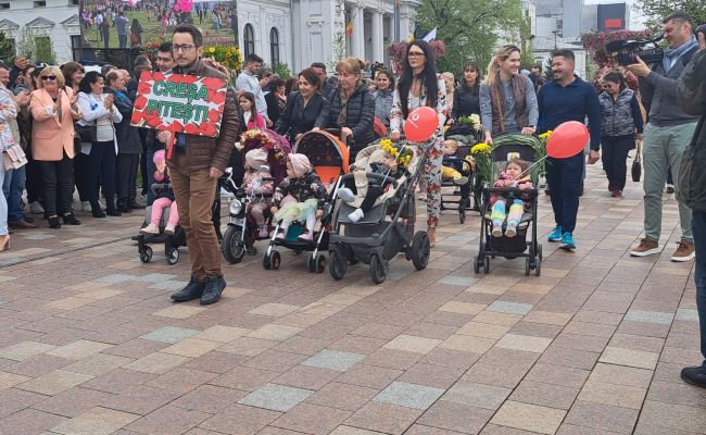 A început Parada Florilor în Centrul Piteştiului