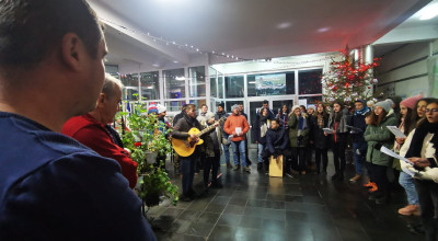 Primarul de la Mioveni colindat de zeci de copii