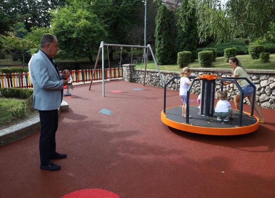 Încă două locuri de joacă au fost modernizate în Pitești!
