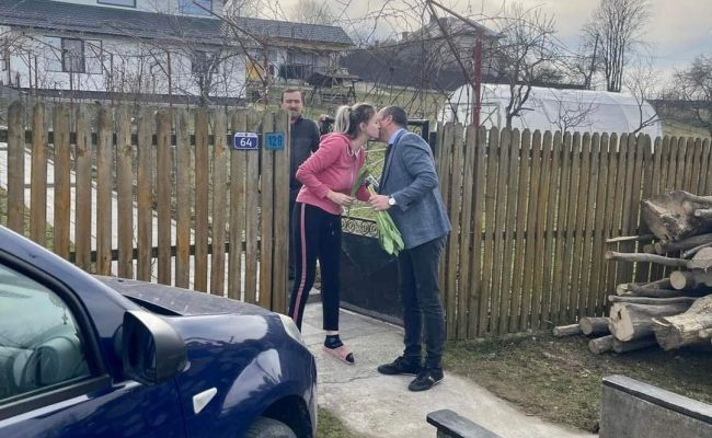 Primarul comunei Budeasa a oferit flori doamnelor și domnișoarelor