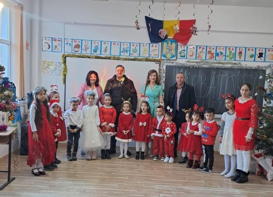 Moş Crăciun a oferit daruri elevilor din comuna Bălileşti