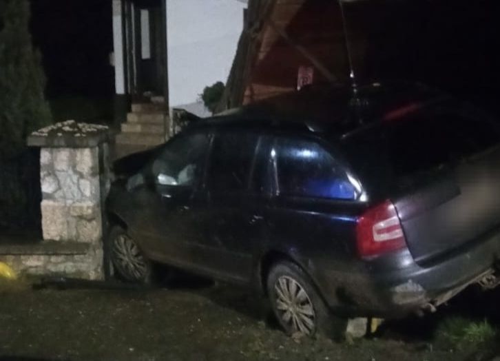 Accident în Argeș! A intrat cu mașina în țeava de gaze!