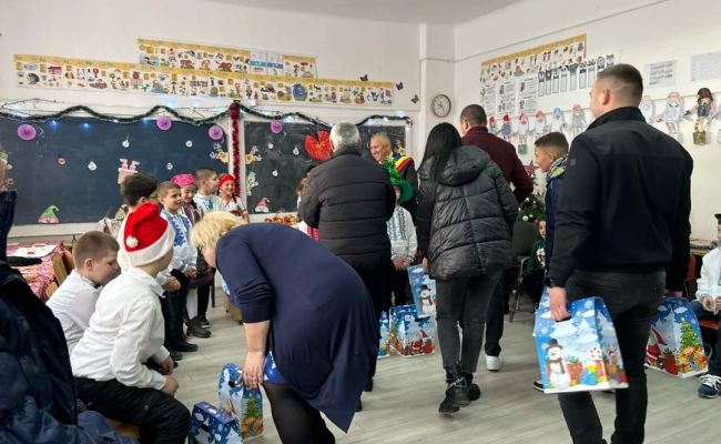 Primarul de la Oarja, cadouri pentru copiii din localitate