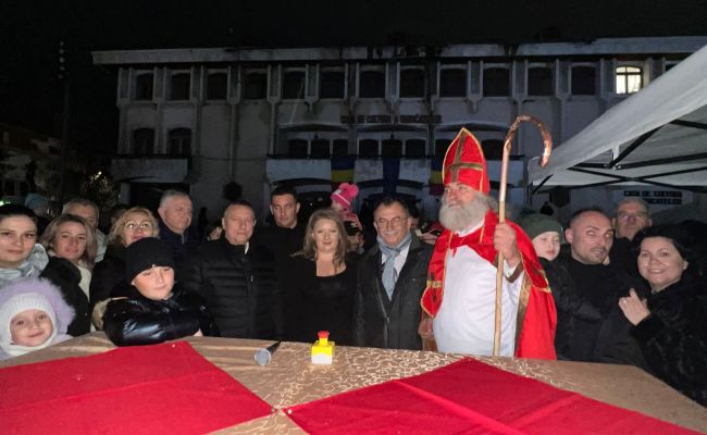 Prefectul Ioana Făcăleață a luat parte la aprinderea iluminatului festiv la Mioveni!