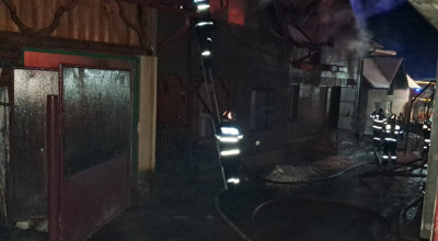 Incendiu URIAȘ în Argeș! Trei case făcute SCRUM