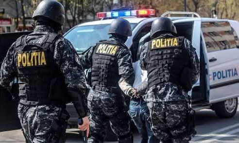 PERCHEZIȚII în Argeș! Un tânăr de 18 ani a fost REȚINUT