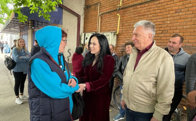 Ministrul Simona Bucura-Oprescu, președintele CJ Argeș Ion Mînzînă și primarul Cristian Gentea s-au întâlnit cu angajatorii și candidații de la Bursa Locurilor de Muncă de la Pitești! Argeșul se dezvoltă prin investiții majore care aduc locuri de muncă pl