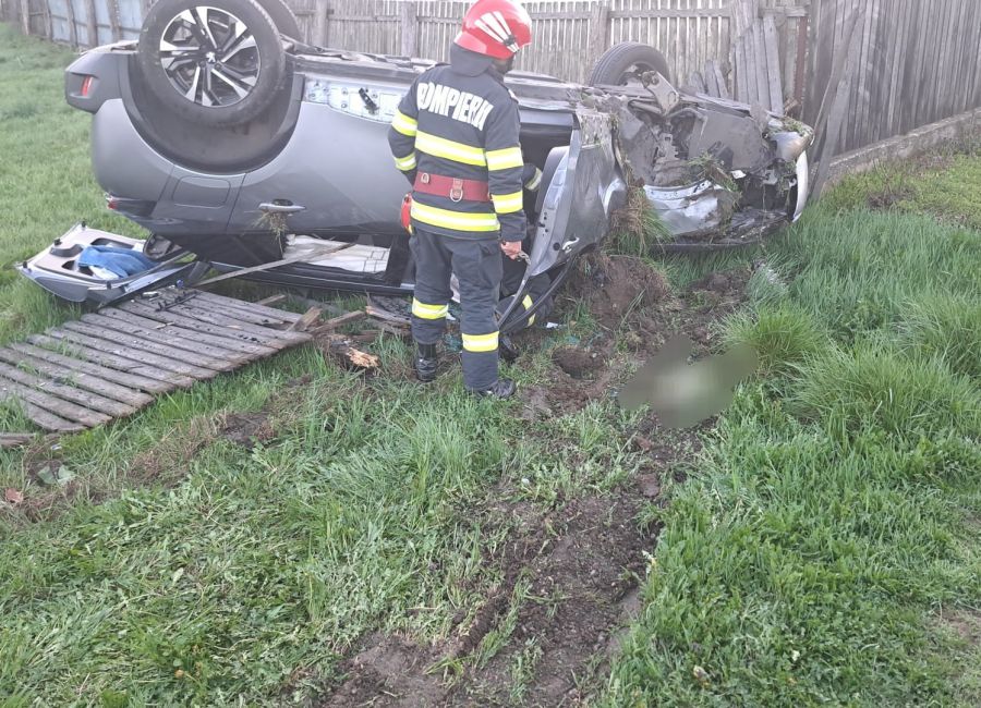 Accident GRAV în Argeș! O mașină s-a RĂSTURNAT!
